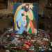 La stanza  dominata al centro dal presepe di cartone allestito per la riapertura della chiesetta, abbellito da ciottoli, fiori e scarpe da ginnastica colorate